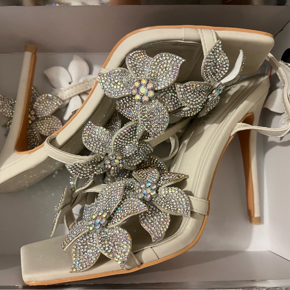 Azalea Wang Silver Floral Rhinestone Heels size 6.5 NIB